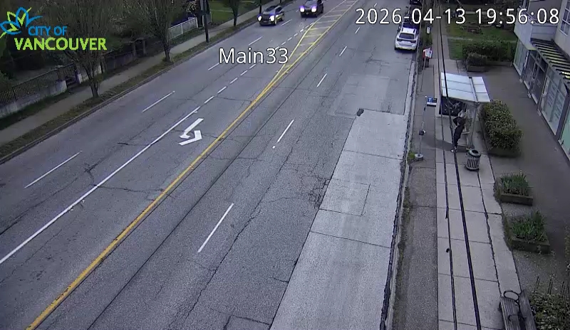 Main St & E 33rd Ave - S